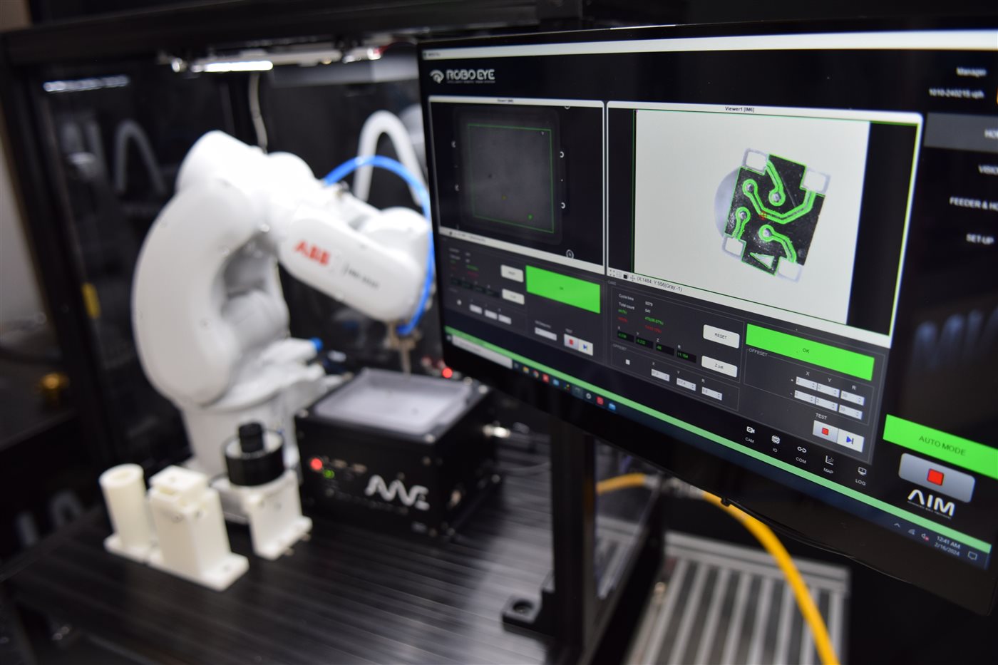 ABB 로봇 + RoboEye 비전 UI 모니터 전경